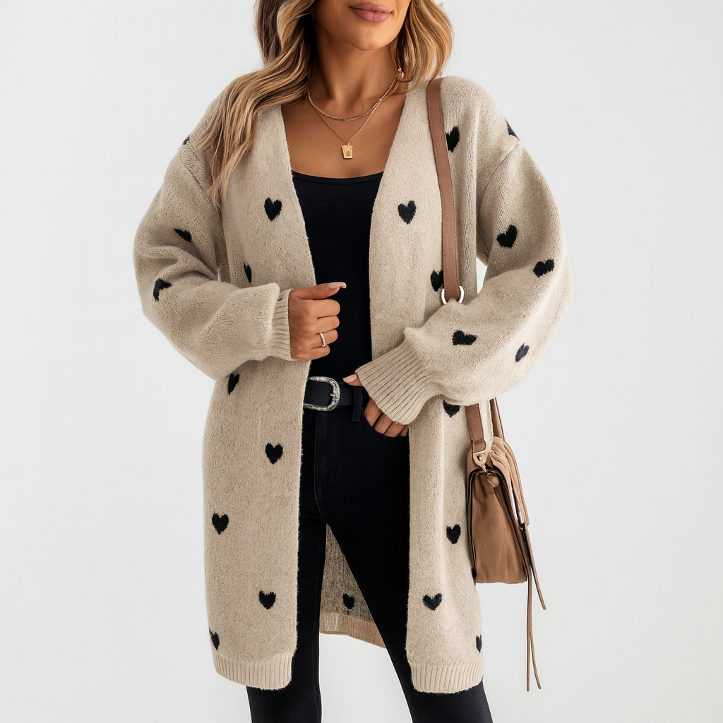 Herzprint Cardigan – Gemütlicher Charme mit einem verspielten Touch