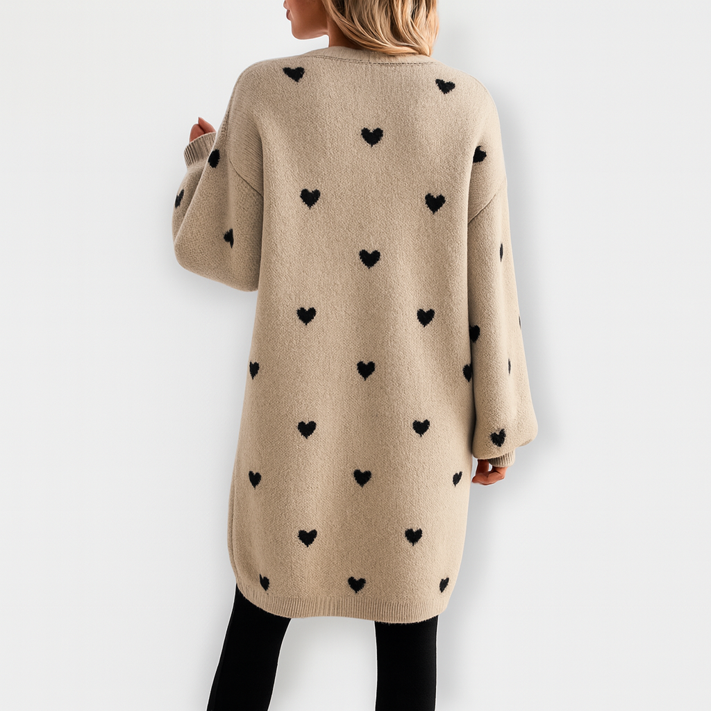 Herzprint Cardigan – Gemütlicher Charme mit einem verspielten Touch