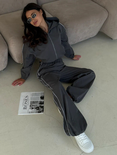 Damen Sportswear-Set mit Kapuze und femininem Schnitt