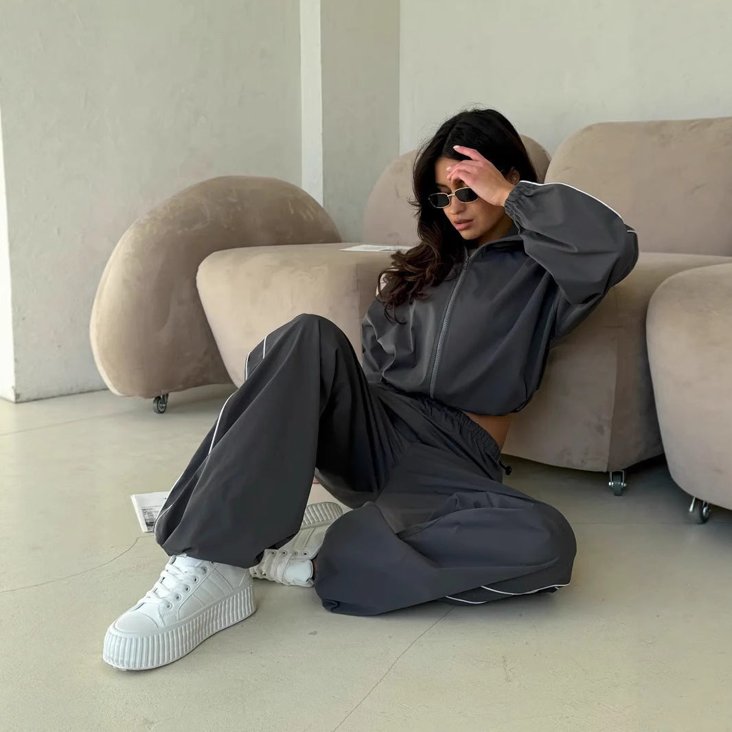 Damen Sportswear-Set mit Kapuze und femininem Schnitt