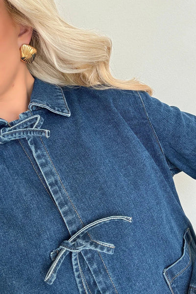 Denim-Jacke mit Schleifenverschluss | Klassischer Schnitt & Taschen-Details | Lässige Eleganz