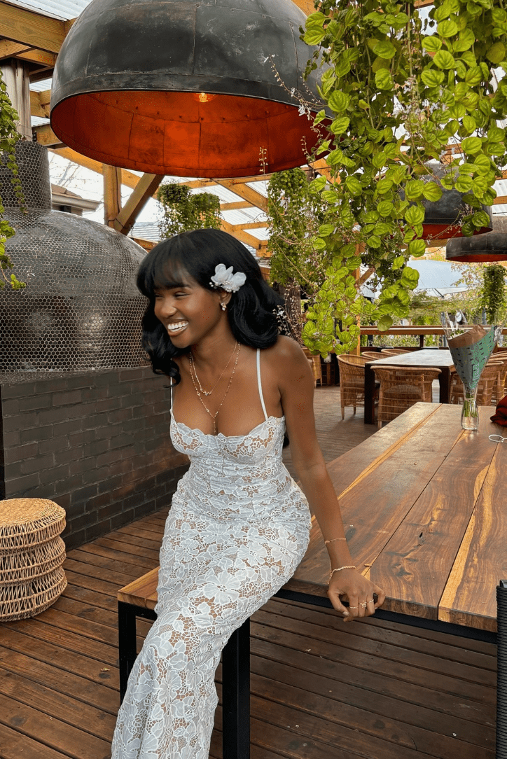 Elegantes Spitzen-Maxikleid – Fließende Abendrobe mit luxuriöser Spitze