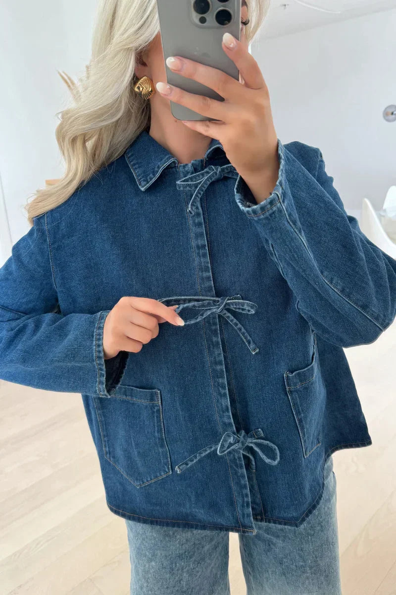 Denim-Jacke mit Schleifenverschluss | Klassischer Schnitt & Taschen-Details | Lässige Eleganz