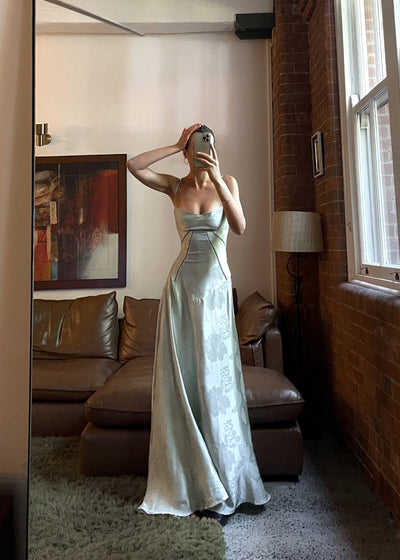 Tailliertes Satin Maxikleid