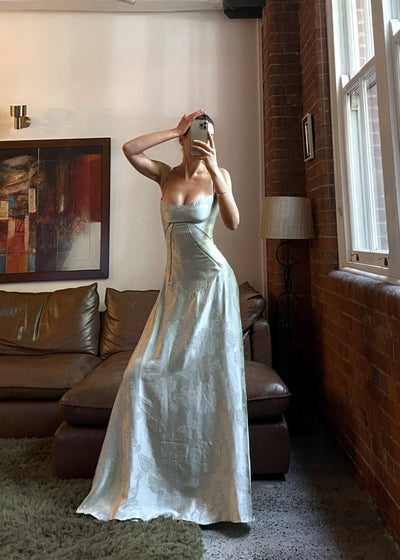 Satiniertes Maxi-Kleid | Spaghettiträger & Tailliertes Design | Eleganter Glamour