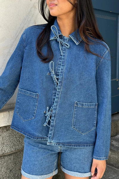 Denim-Jacke mit Schleifenverschluss | Klassischer Schnitt & Taschen-Details | Lässige Eleganz