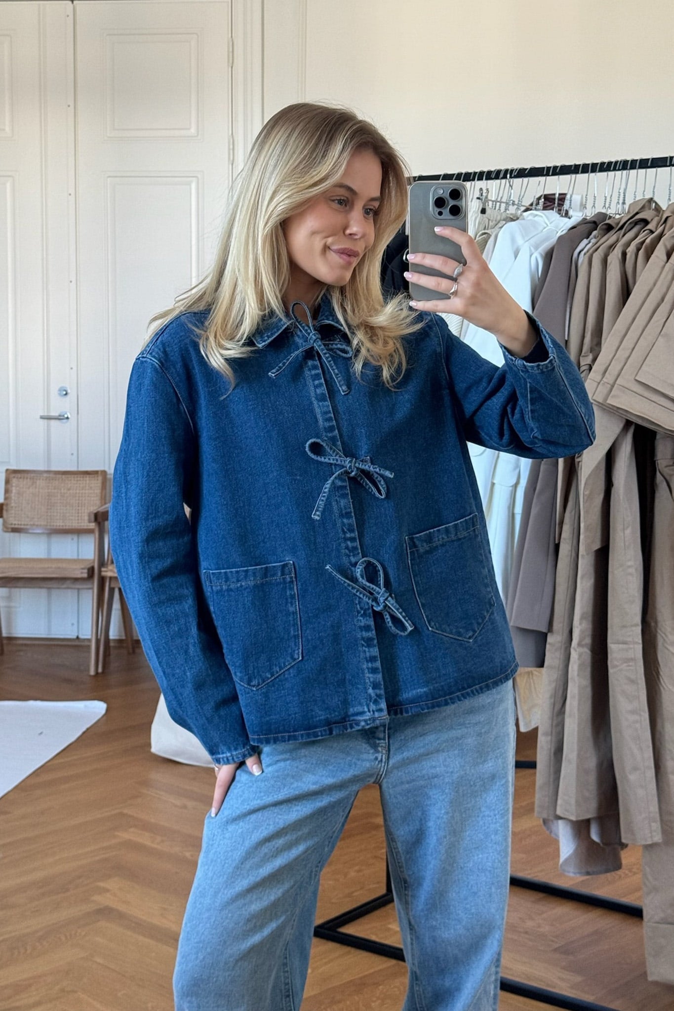 Jeansjacke mit Schleifenverschluss | Lässige Eleganz | Zeitloser Klassiker