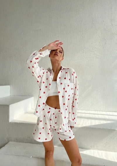 Zweiteiliges Set mit Herzprint | Oversize-Hemd & Shorts | Romantischer Look