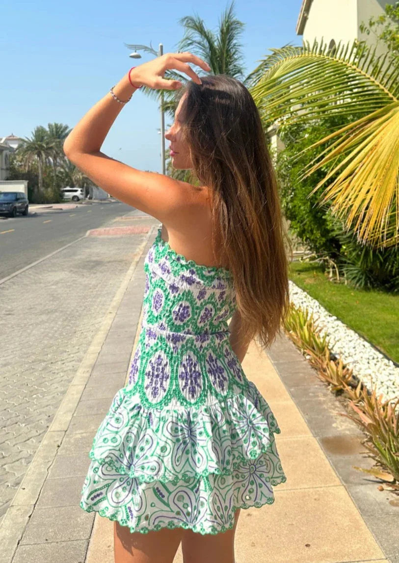 Schulterfreies Minikleid | Stickereidetails & Rüschensaum | Verspielte Eleganz