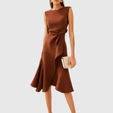 Stella - Elegantes ärmelloses Midikleid in Braun