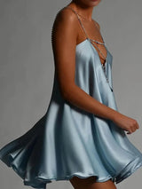 Kurzes Abendkleid mit Kettendetail | Fließendes Design in Blau