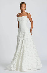 Langes Damenkleid mit dünnen Trägern und Blumenmuster in Weiß