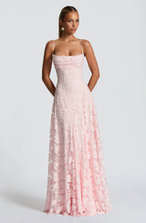 Langes Damenkleid mit dünnen Trägern und Blumenmuster in Rosa