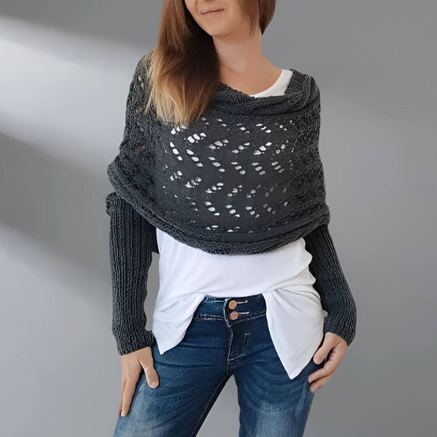 Lara™ – Stilvoller Gestrickter Schal mit Ärmeln