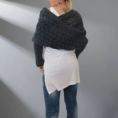 Lara™ – Stilvoller Gestrickter Schal mit Ärmeln