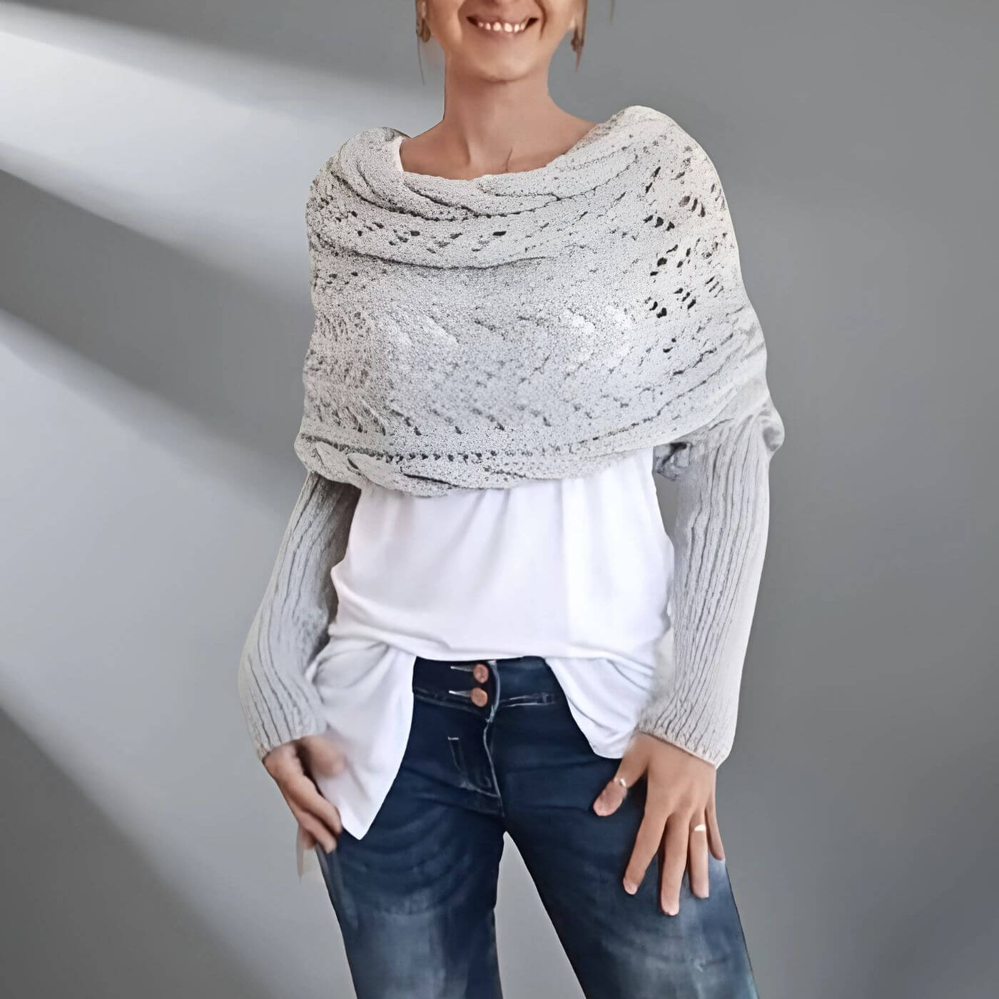 Lara™ – Stilvoller Gestrickter Schal mit Ärmeln