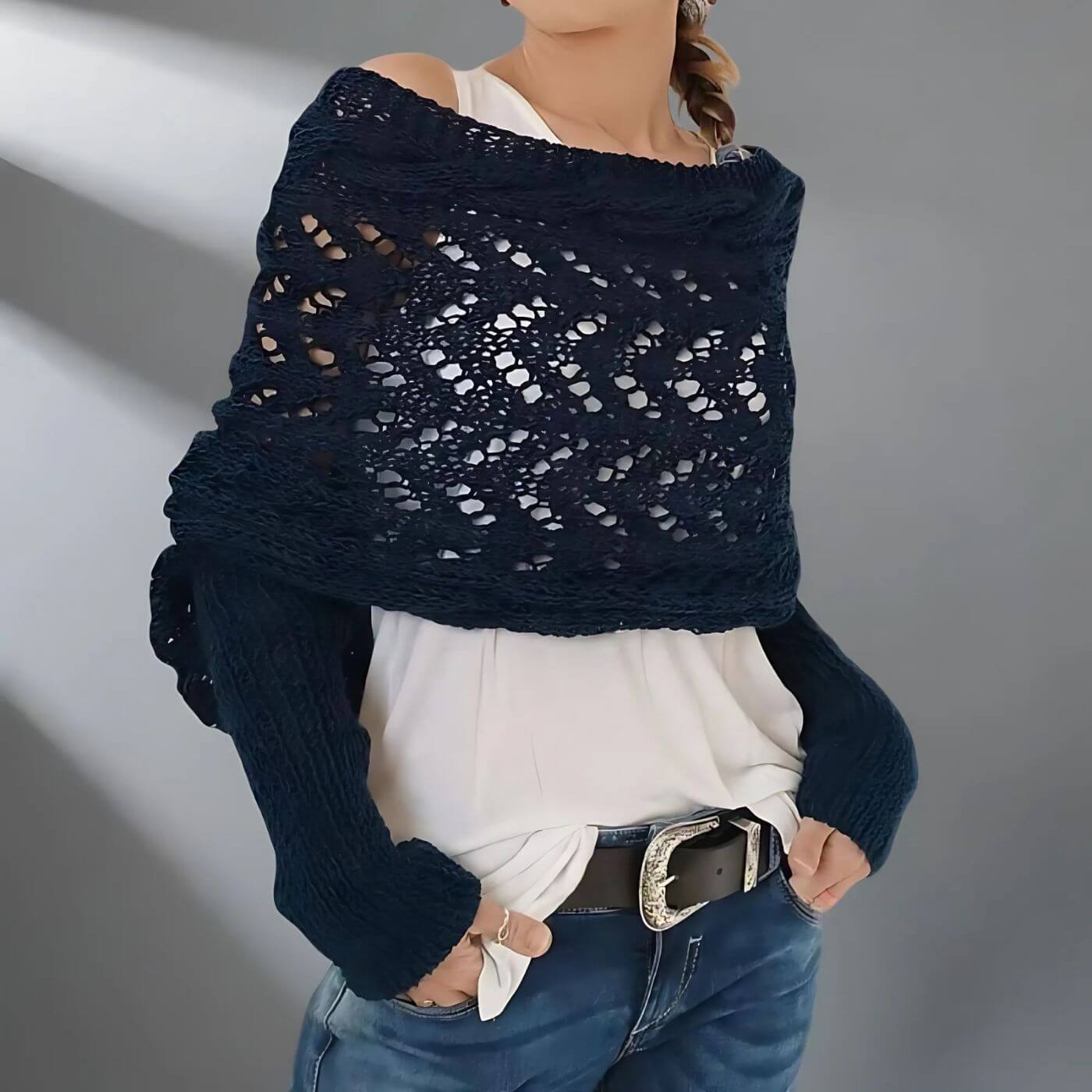 Lara™ – Stilvoller Gestrickter Schal mit Ärmeln