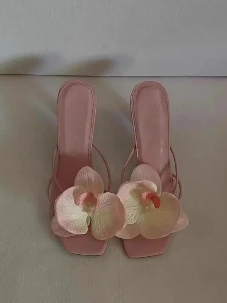 Charlotte | Bequeme Absatzschuhe Damen mit Blumendetails und Riemchen Design