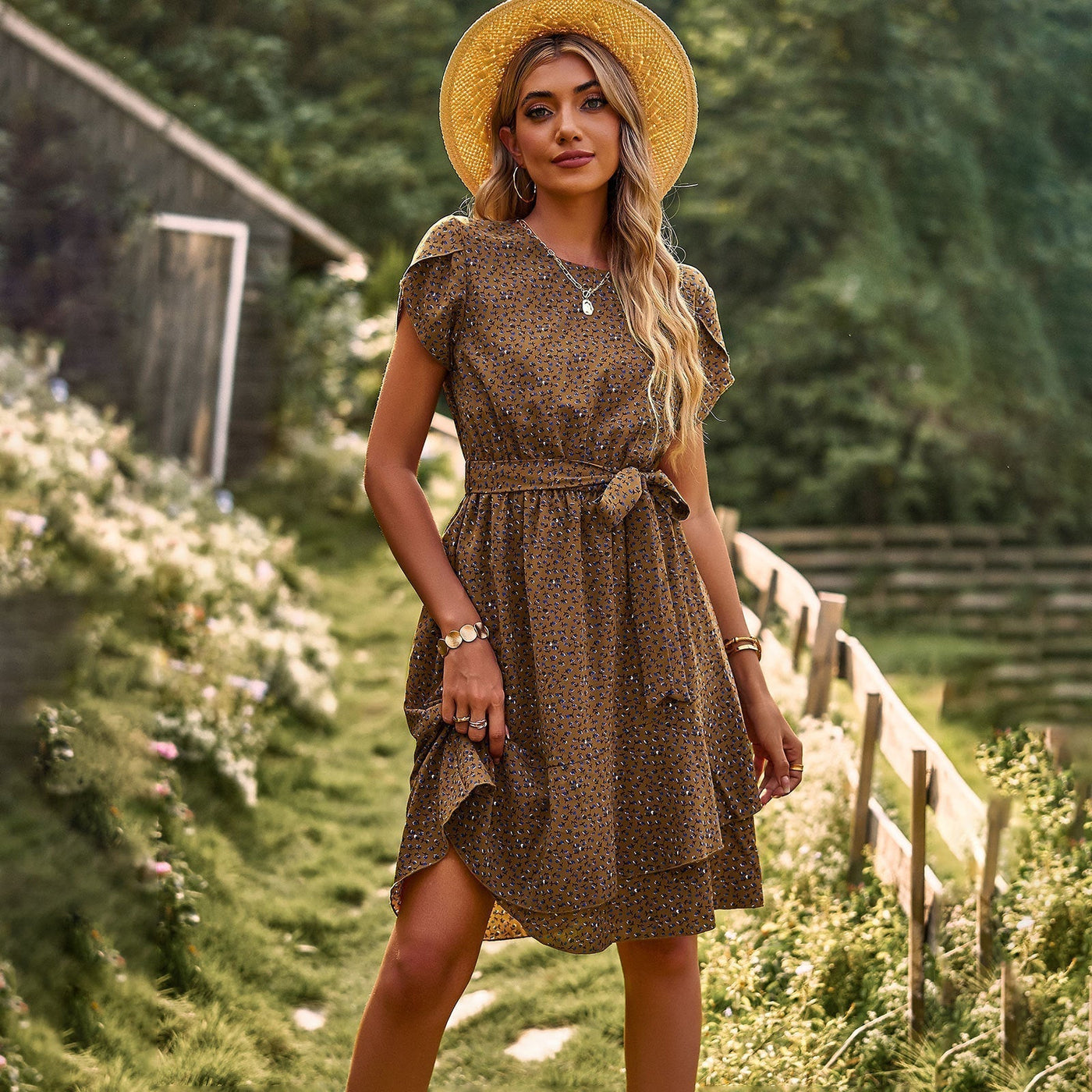 Sommerkleid mit Bindegürtel | Romantischer Look | Verspieltes Design