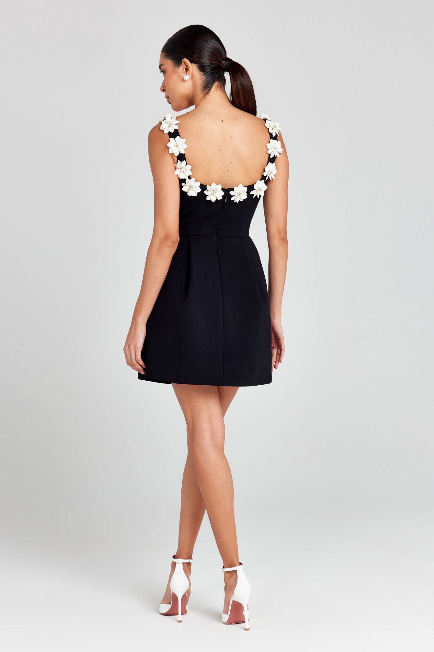 Elegantes Minikleid mit Blumenapplikation | Feminin & Stilvoll | Tailliert