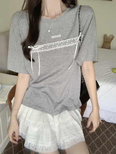 Femme Relaxed Fit Graphic T-Shirt mit dekorativem Spitzen-Detail Heidi-Mode