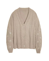 Damen nan großzügiger Grobstrick-Cardigan mit Zopfmuster, V-Ausschnitt und Sternstickereien Drune in Khaki