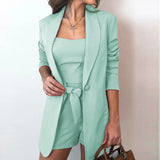Damen nan tailliertes Blazer-Shorts Set mit Bandeau Top und Bindegürtel Drune in Grün