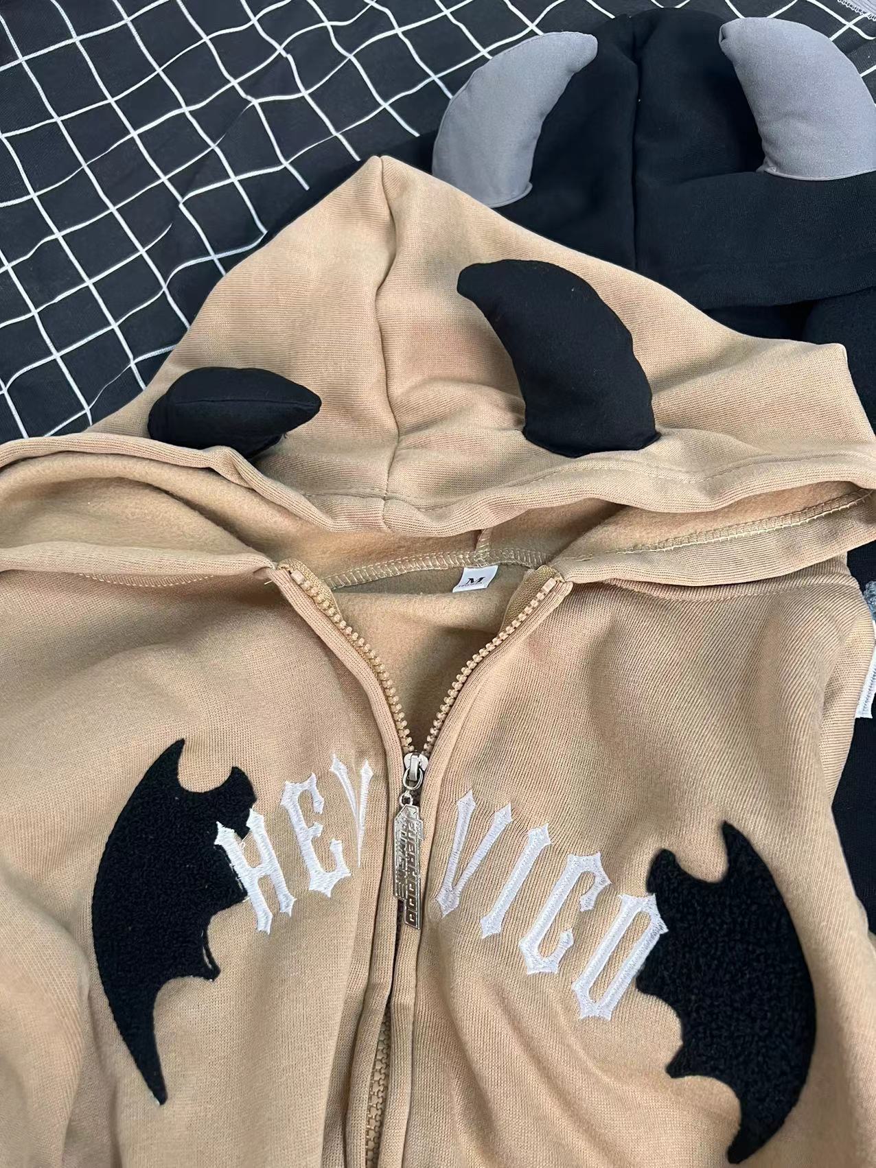 Femme Graphic Zip-Up Hoodie mit Verspieltem Fledermaus Design Heidi-Mode