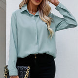 Damen nan klassische Satinbluse mit verdeckter Knopfleiste und lässigem Hemdblusen-Schnitt Drune in Matcha-Grün