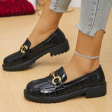 Damen nan glänzende Krokoprägung Loafer mit profilierter Traktorsohle und goldener Zierschnalle Drune in Schwarz