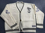 Damen nan gestrickte College-Cardigan mit Zopfmuster, V-Ausschnitt, kontraststreifen und gestickten Applikationen Drune in 21441 Apricot
