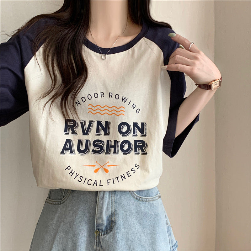 Femme Relaxed Fit Grafik T-Shirt mit kontrastierenden Ärmeln Heidi-Mode