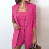 Damen nan tailliertes Blazer-Shorts Set mit Bandeau Top und Bindegürtel Drune in Magenta
