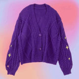 Damen nan oversize Strickcardigan mit Zopfmuster und Sternapplikationen V-Ausschnitt Knopfleiste Drune in Violett