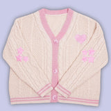 Damen nan gestrickte Cardigan mit Zopfmuster V-Ausschnitt und Herz- und Sternapplikationen Drune in Aprikosenrosa