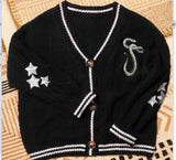 Damen nan gestrickte College-Cardigan mit Zopfmuster, V-Ausschnitt, kontraststreifen und gestickten Applikationen Drune in 21446 Schwarz