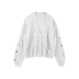 Damen nan oversize Strickcardigan mit Zopfmuster und Sternapplikationen V-Ausschnitt Knopfleiste Drune in Weiß
