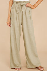 Damen nan Leinenhose mit Paperbag-Bund und weitem Bein Drune in Khaki