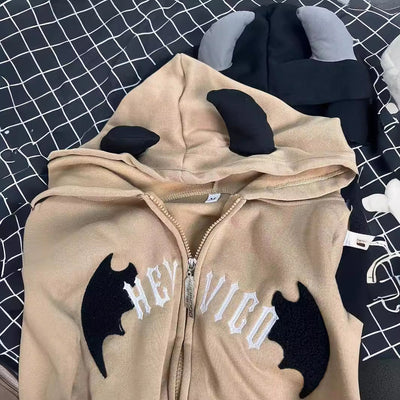 Femme Graphic Zip-Up Hoodie mit Verspieltem Fledermaus Design Heidi-Mode