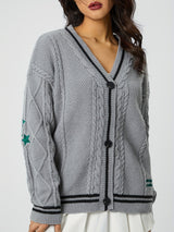 Damen nan oversized Zopfstrick Cardigan mit V-Ausschnitt und kontrastierenden Strickkanten Drune in Grau