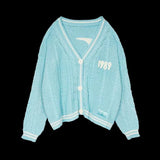 Damen nan kurze gestrickte V Ausschnitt Strickjacke mit Zopfmuster und Perlmuttknöpfen Drune in 21437 - Hellblau