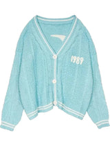 Damen nan kurze gestrickte V Ausschnitt Strickjacke mit Zopfmuster und Perlmuttknöpfen Drune in 21445 Hellblau
