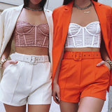 Damen nan tailliertes Longblazer-Shorts Set mit betonter Schulterpartie, hoher Taille und breitem Gürtel Drune in Orange