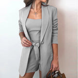 Damen nan tailliertes Blazer-Shorts Set mit Bandeau Top und Bindegürtel Drune in Hellgrau