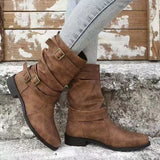 Damen nan lässiger mittlerer Schaftstiefel mit weichem Slouch-Effekt, dekorativen Schnallenriemen und robustem Blockabsatz Drune in Tiefbraun