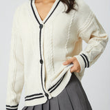 Damen nan oversized Zopfstrick Cardigan mit V-Ausschnitt und kontrastierenden Strickkanten Drune in Apricot-Schwarz
