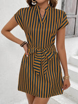 Damen Kurzarm Kleid mit Bindegürtel und elegantem Streifenmuster Drune in Braun