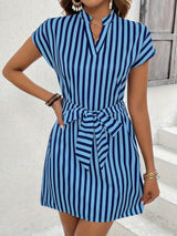 Damen Kurzarm Kleid mit Bindegürtel und elegantem Streifenmuster Drune in Blau-Schwarz