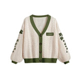 Damen nan gestrickter Oversize-Cardigan mit Zopfmuster, V-Ausschnitt, Knopfleiste und floraler Ärmelstickerei Drune in Grün