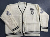 Damen nan gestrickte College-Cardigan mit Zopfmuster, V-Ausschnitt, kontraststreifen und gestickten Applikationen Drune in 21446 Apricot
